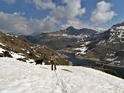 31 Pestiamo neve con bella vista sui Laghi Gemelli